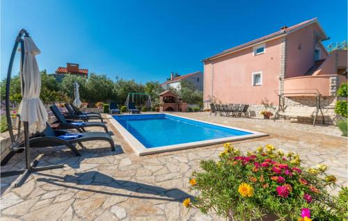 Benkovac House | Four-Bedroom Holiday Home In Miranje