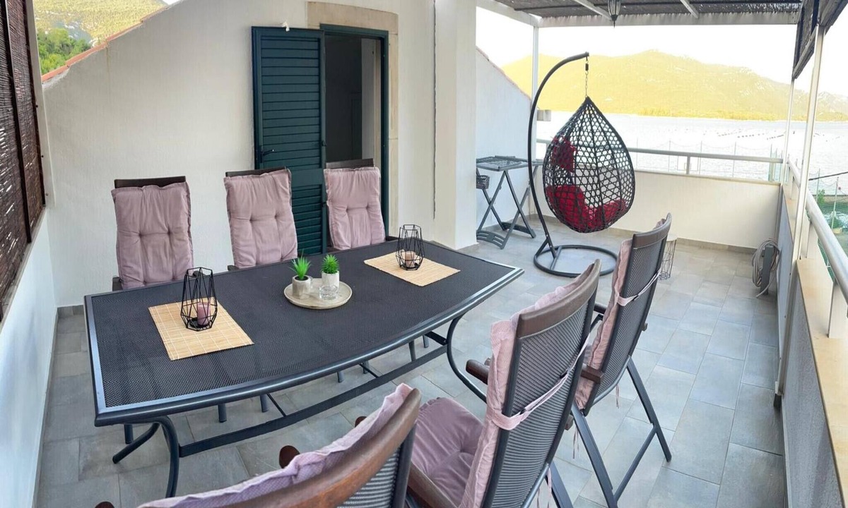 Hodilje House | Four Bedroom Holiday Home with Sea View