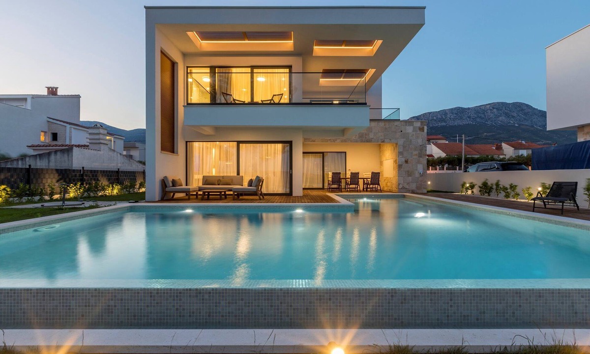 Kastel Kambelovac Villa | Glamorous Kastela Villa | 4 Bedrooms | Villa Seafront Paradise | Private Pool
