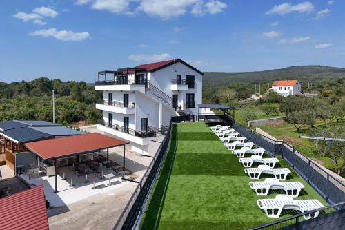 Turanj Apartment | Golden Horizon Residence-Peaceful Oasis with Pool Near the Sea
