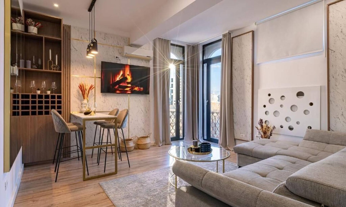 Bucharest City-Centre Apartment | Golden Hour Residence - Elegant Cityview Apartment in Historic Bucharest