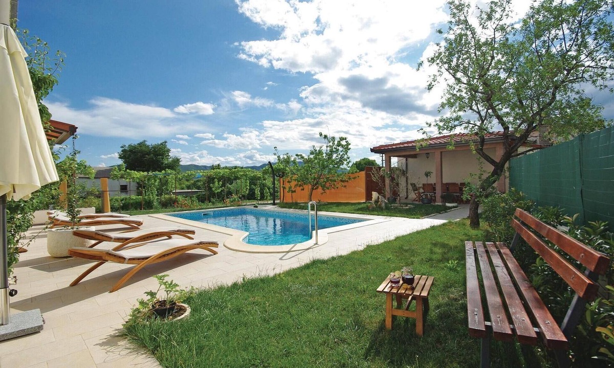 Sestanovac Apartment | Gorgeous apartment in Sestanovac