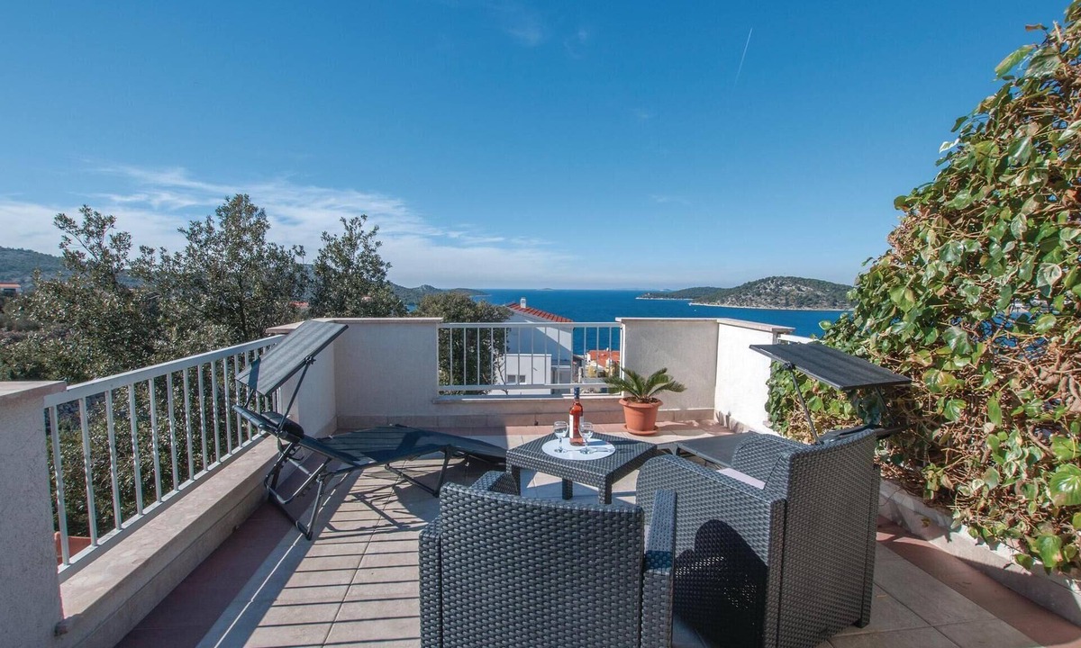 Razanj Apartment | Gorgeous apartment in Razanj with house sea view
