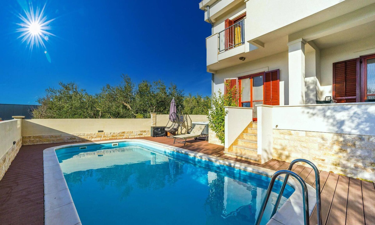 Sveti Filip i Jakov House | Gorgeous home in Sv.Filip i Jakov with sauna