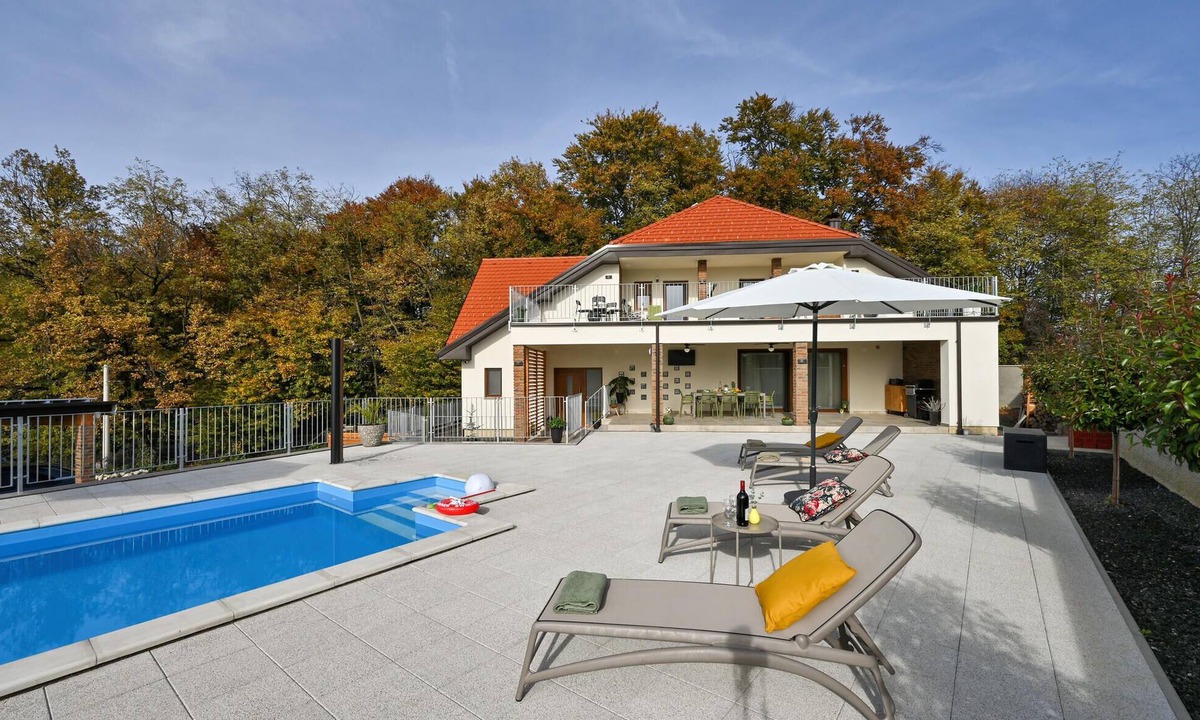 Grabrovnik House | Gorgeous home in Grabrovnik with sauna