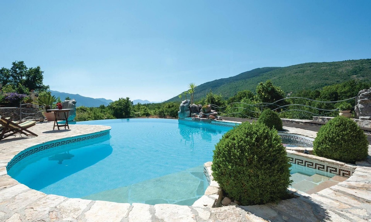 Sestanovac House | Gorgeous home in Grabovac with sauna