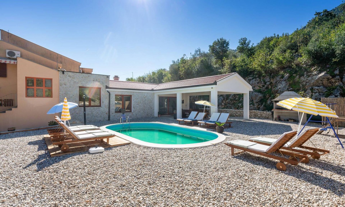 Momici House | Gorgeous home in Kula Norinska