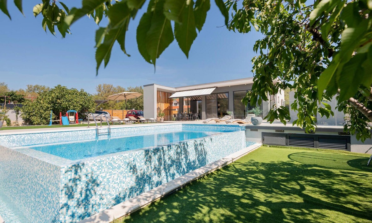 Sestanovac House | Gorgeous home in Katuni