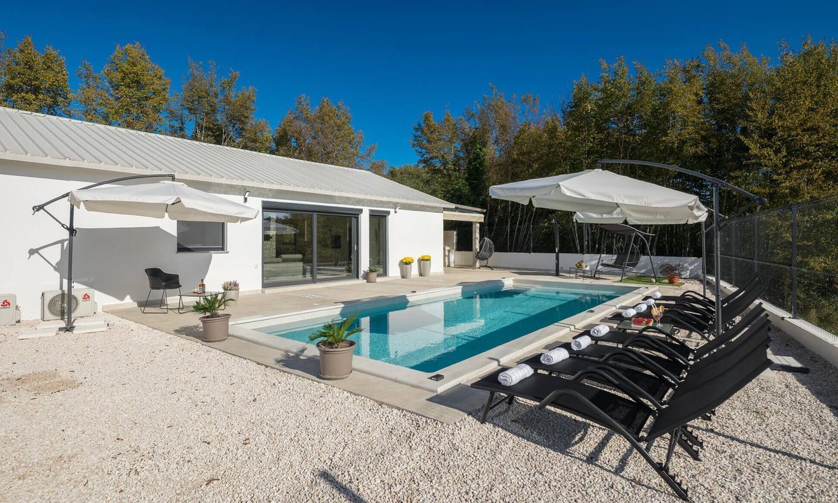 Laginji House | Gorgeous home in Zminj