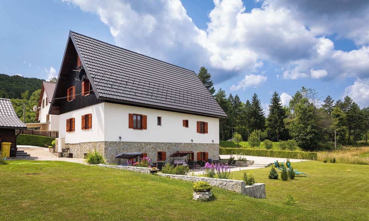 Jezerce Bed & Breakfast | Green Lakes House