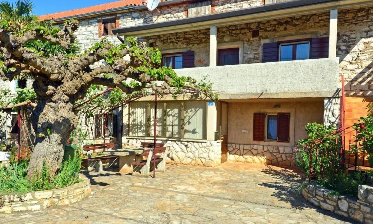 Babici Apartment | Große Wohnung in Babići mit Garten und Terrasse by Interhome