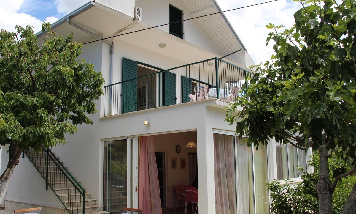 Podglavica House | Großes, strandnahes Ferienhaus in Podglavica by Interhome