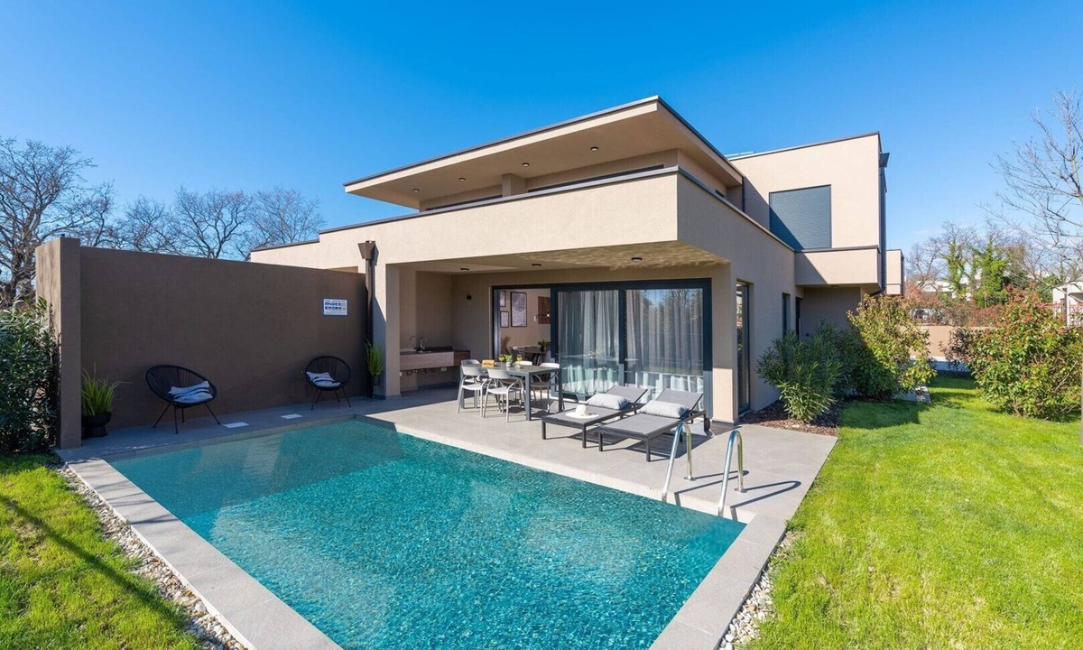 Karigador Apartment | Ground-Floor Apartment with Private Pool and Terrace in Istria, 150 Meters from the Sea