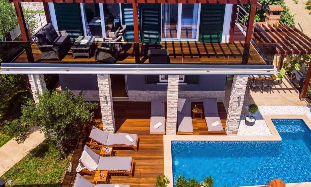 Stanici House | Haus in Stanići mit grünem Garten by Interhome