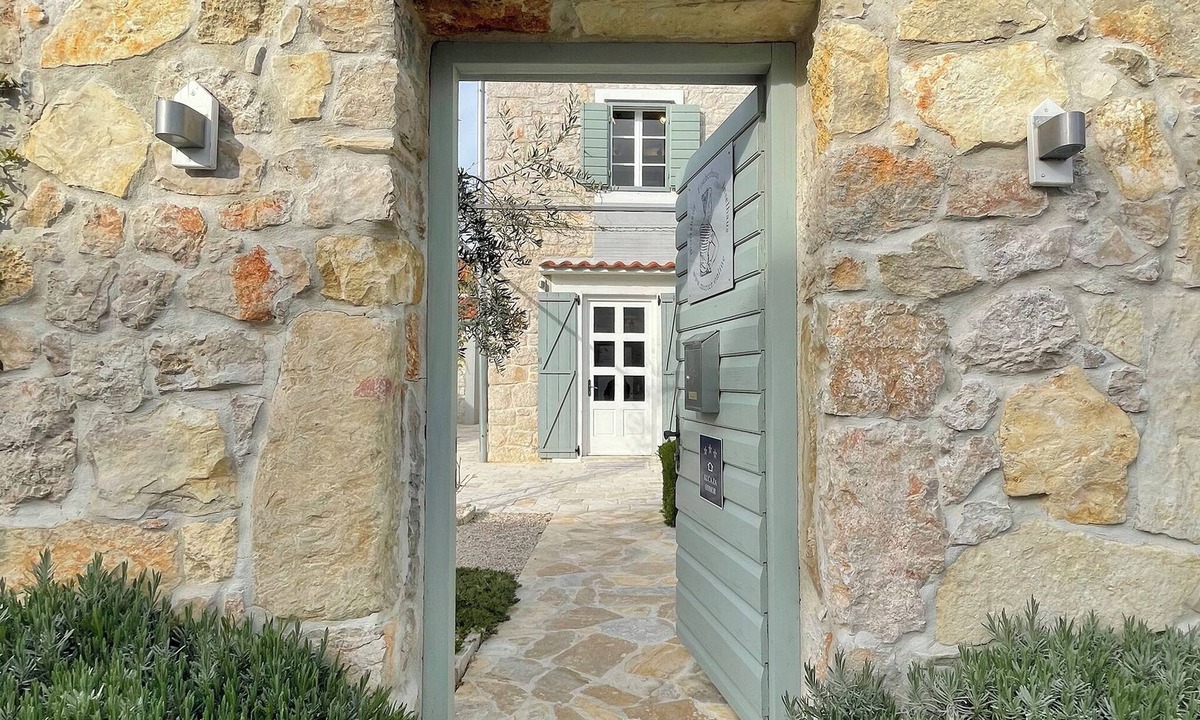 Betina House | Historic boat house with garden and two terraces