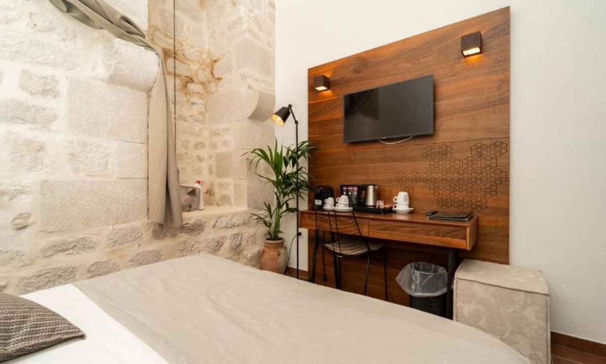 Pakostane Hotel | Historic Han Hideaway
