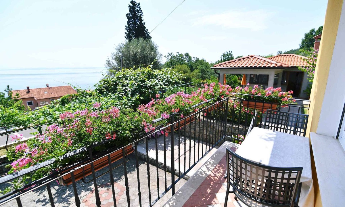 Donji Kraj Apartment | Holiday apartment with terrace near the sea