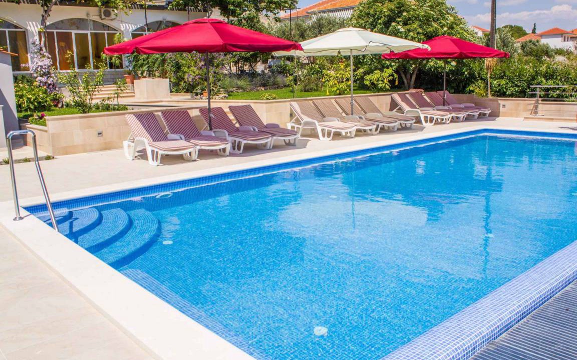 Seget Donji Apartment | Holiday apartment with pool and 80 m to the beach