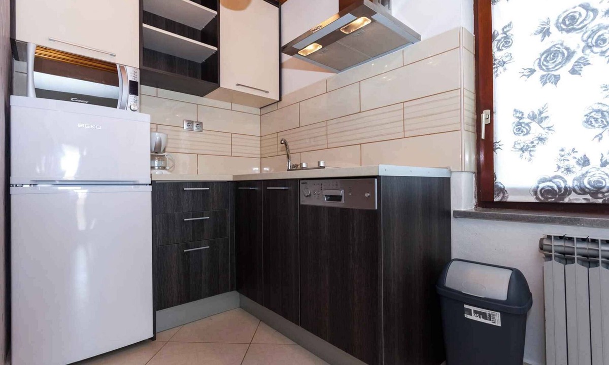 Pakostane Apartment | Holiday apartment 200 m from the beach