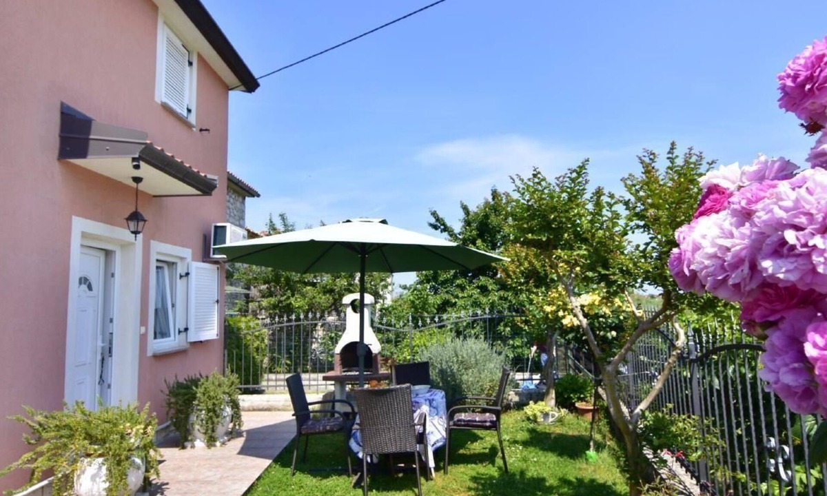Đuba Apartment | Holiday Apartment in Đuba with Private Terrace