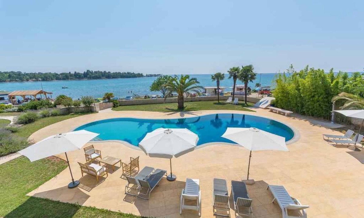Lovrecica Apartment | Holiday apartment with air conditioning and pool