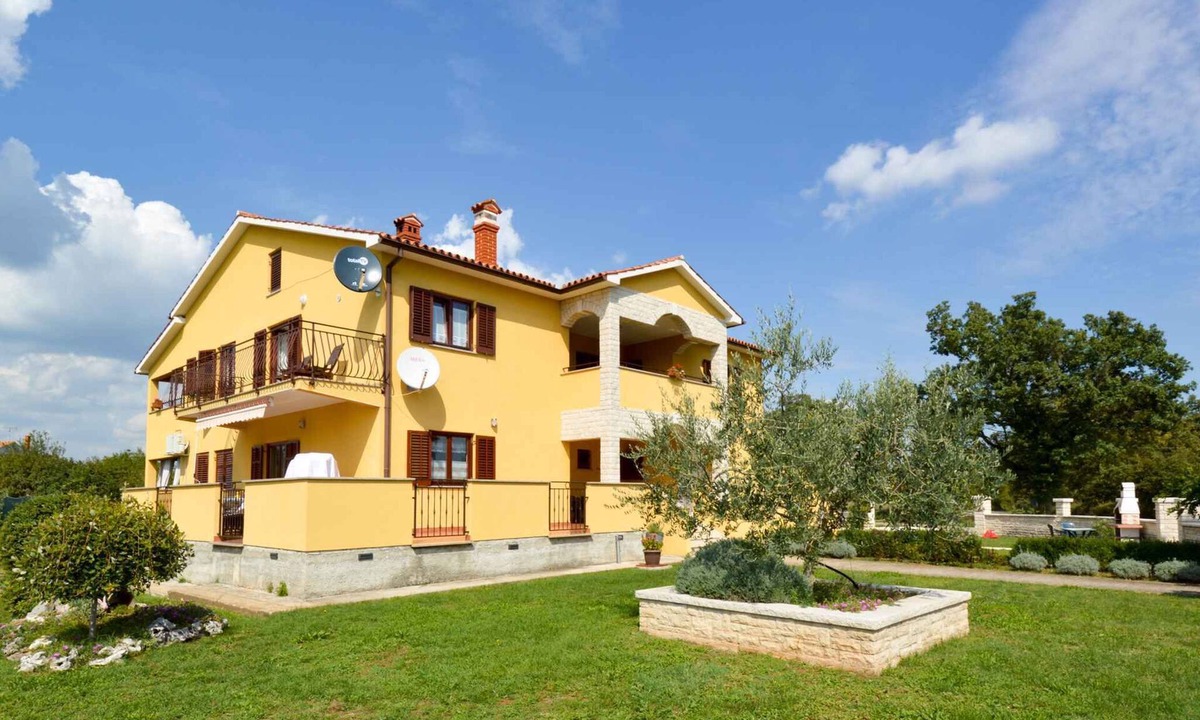 Sajini Apartment | Holiday apartment with air conditioning and mounting pool