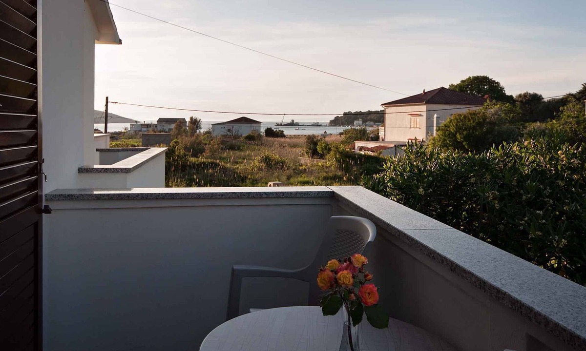 Lopar Apartment | Holiday apartment with garden for shared use