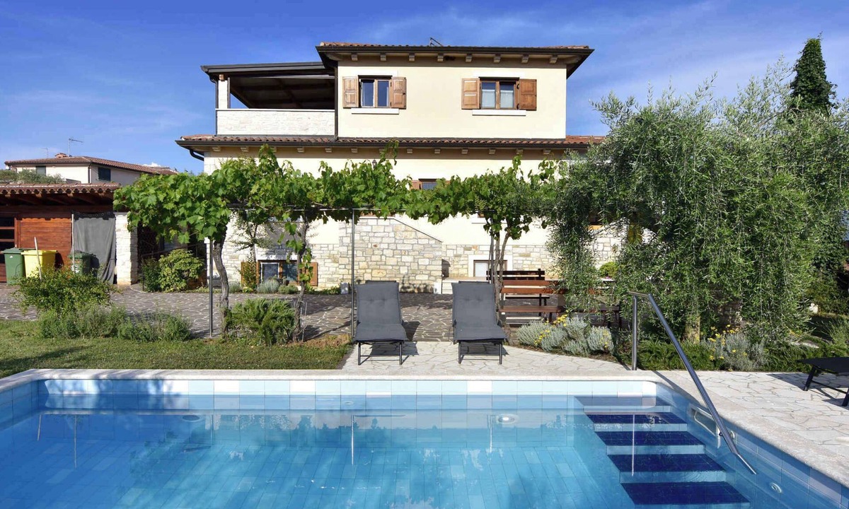 Fiorini Apartment | Holiday apartment with swimming pool and terrace in a residential complex near the sea