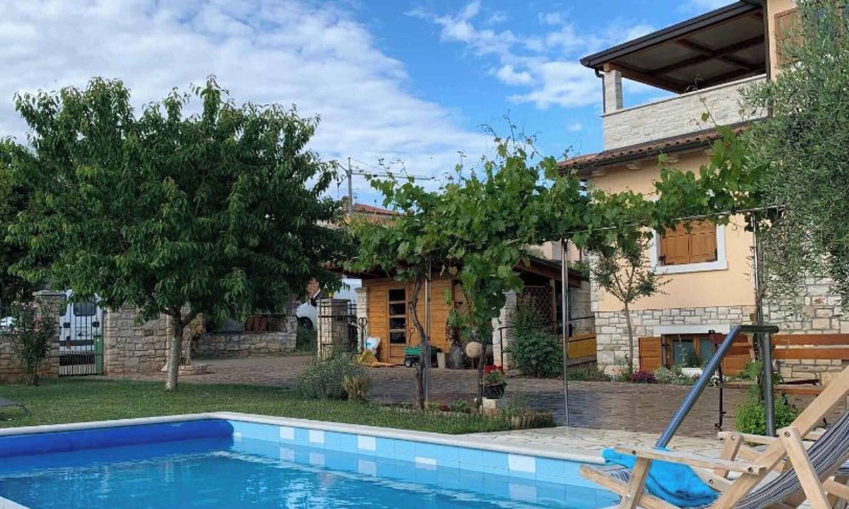 Fiorini Apartment | Holiday apartment with three bedrooms, swimming pool and garden in a quiet village