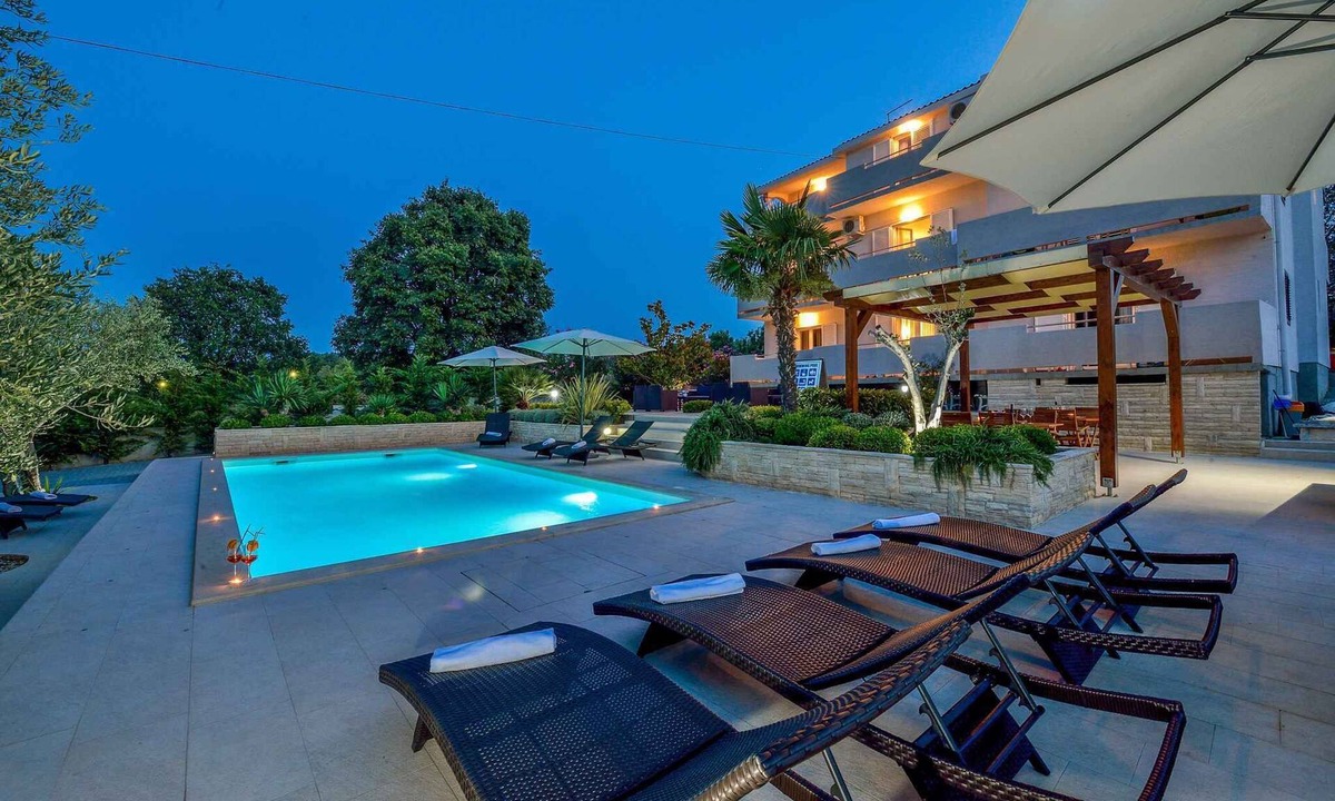 Kukljica Apartment | Holiday apartment with pool for shared use