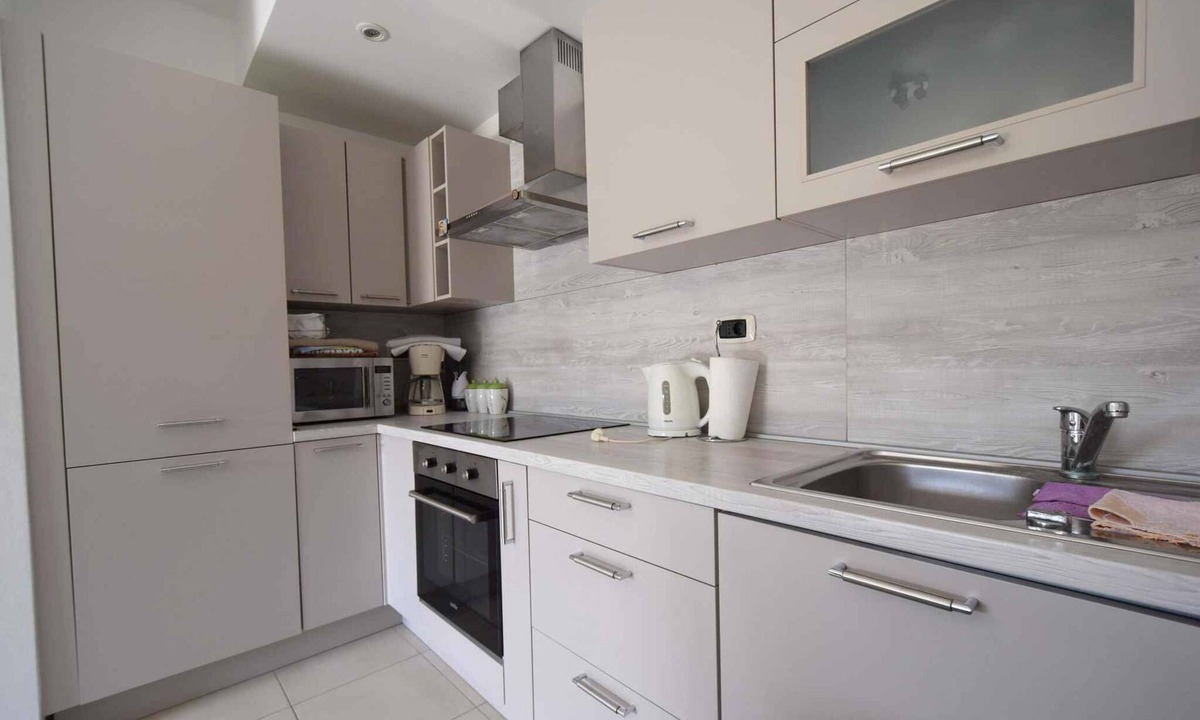 Omisalj Apartment | Holiday apartment with balcony and wifi