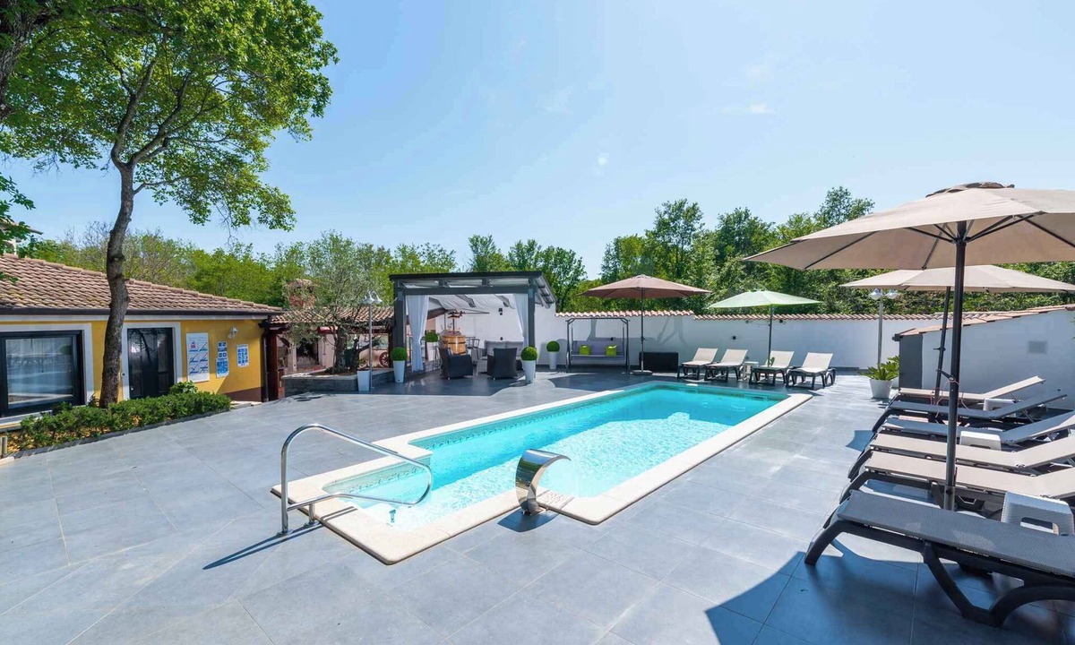 Kukci Apartment | Holiday apartment with pool and air conditioning