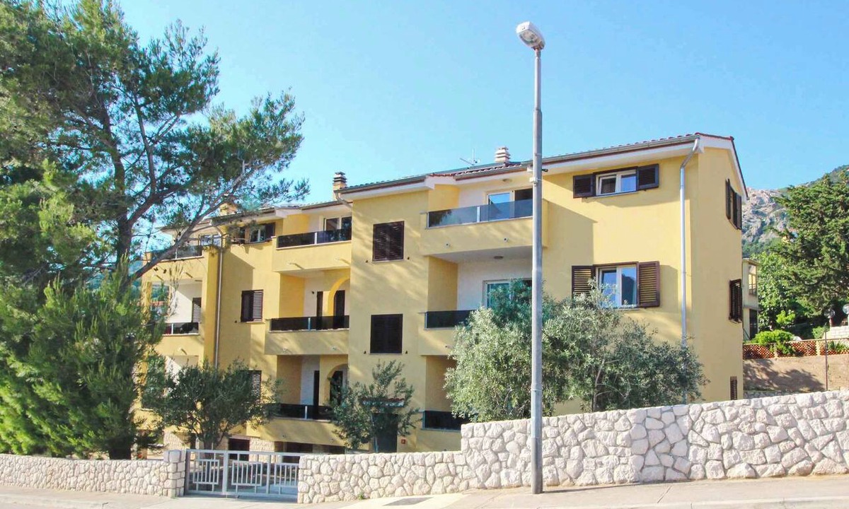 Baska Apartment | Holiday flat modernly furnished only 300 m from the sea