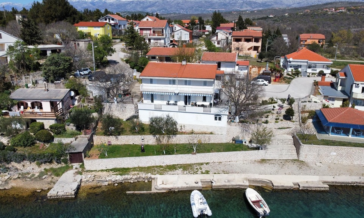 Obrovac House | Holiday flat only 20m from the sea