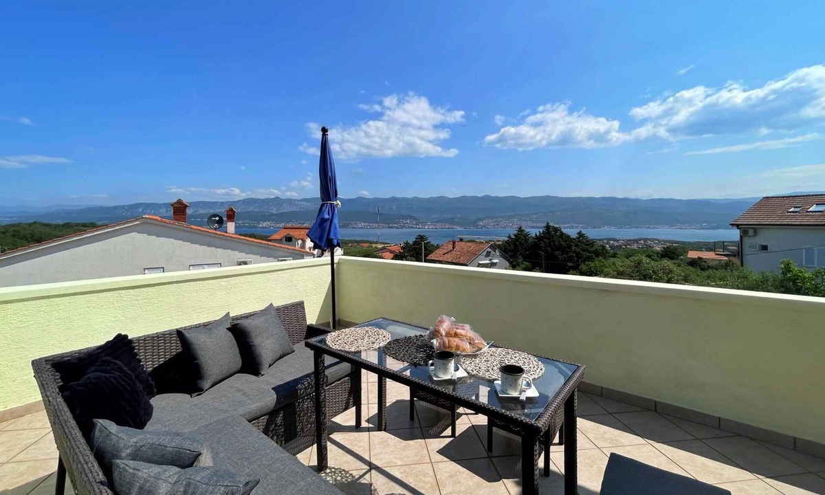 Polje Apartment | Holiday flat with balcony and panoramic view