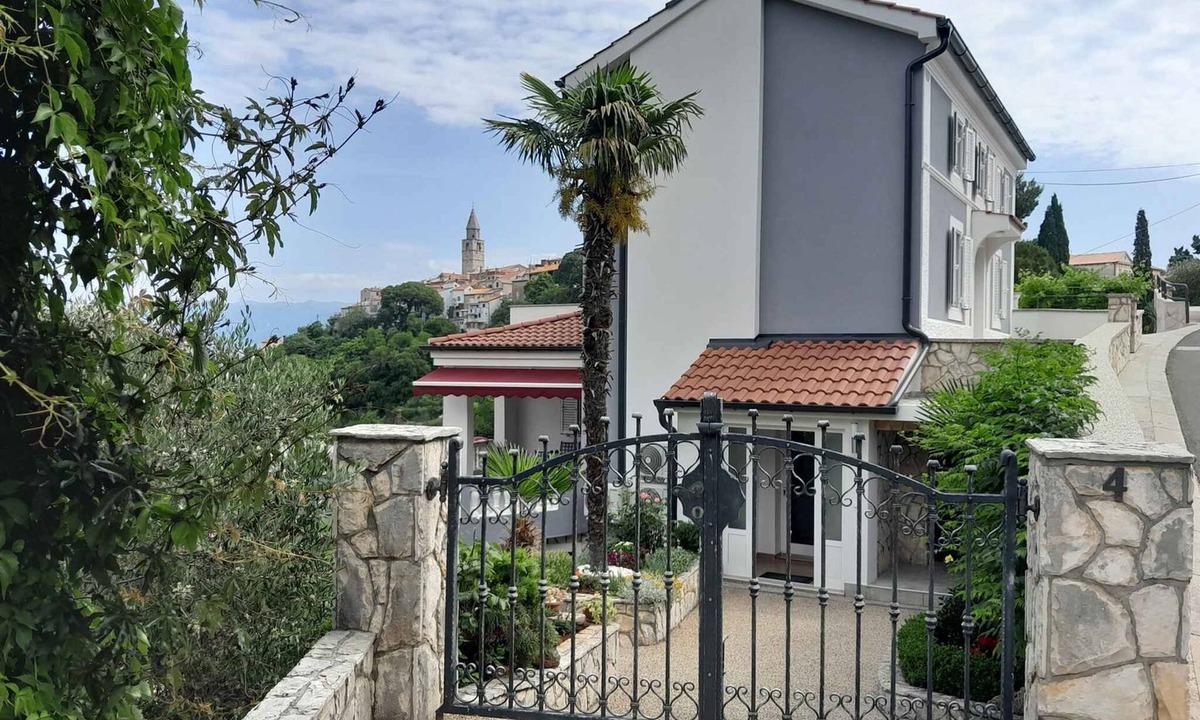 Vrbnik Apartment | Holiday flat with sea view