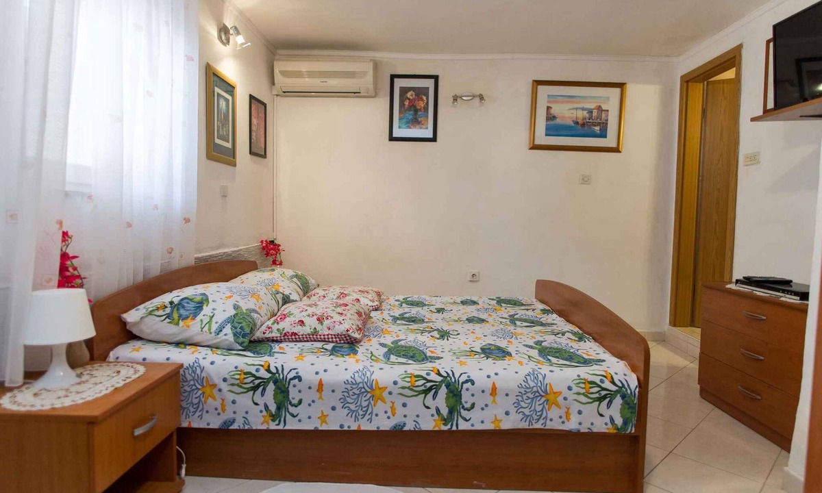 Grebastica Apartment | Holiday flat with terrace and air conditioning
