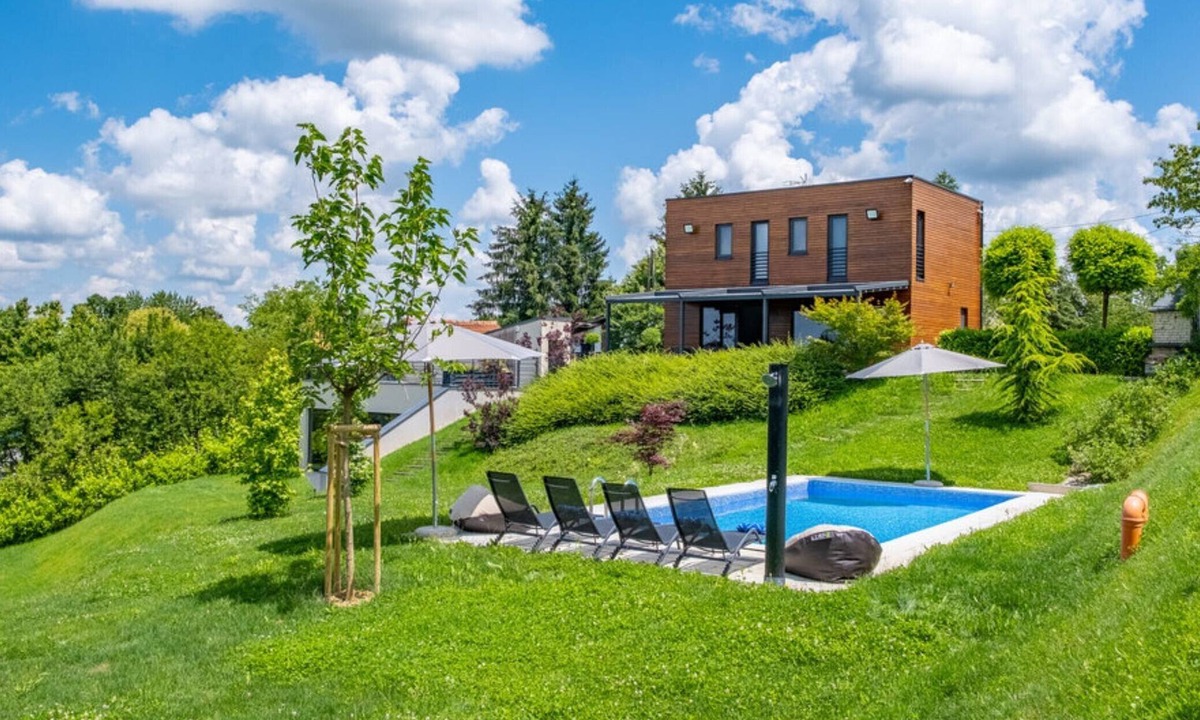 Lekenik House | Holiday Home Arbaro - Three Bedroom Holiday Home with Pool