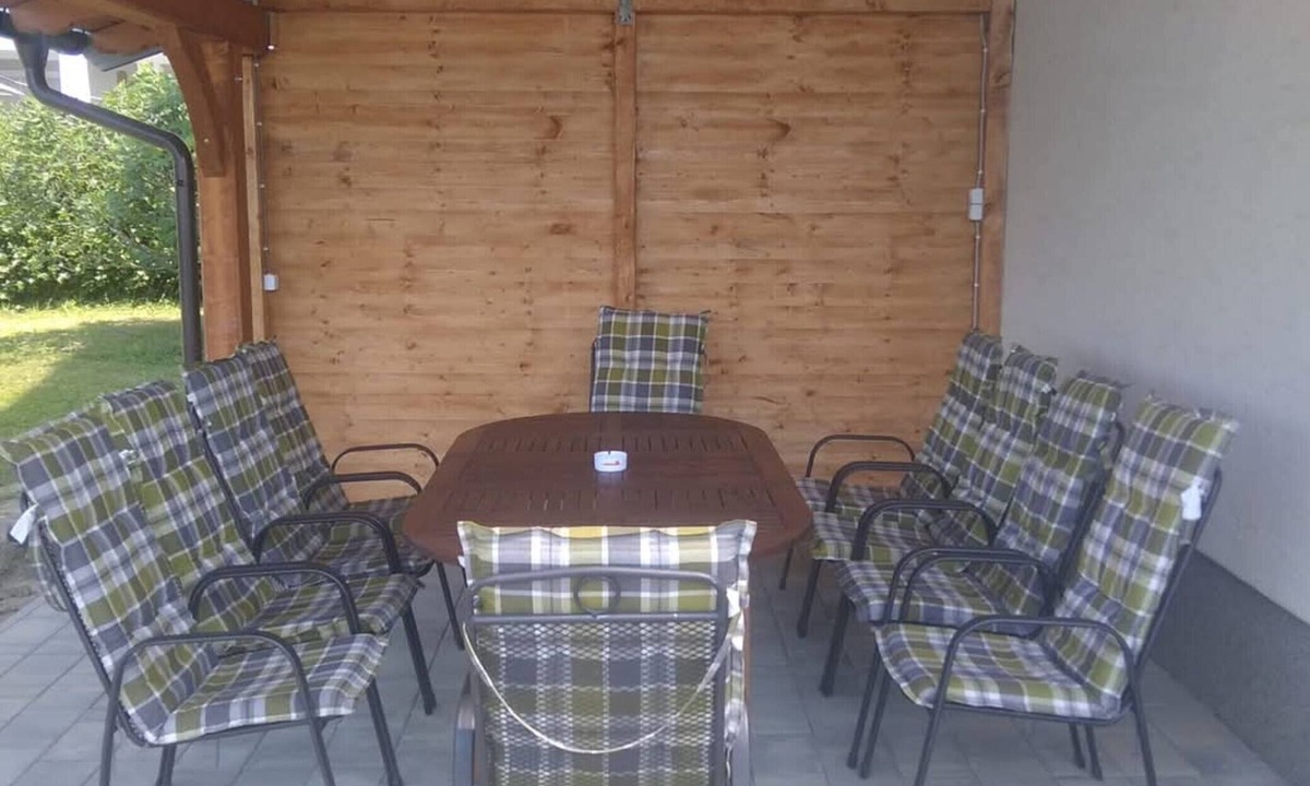 Dugo Selo House | Holiday Home Dugo Selo M&A - Five Bedroom Holiday Home with Terrace