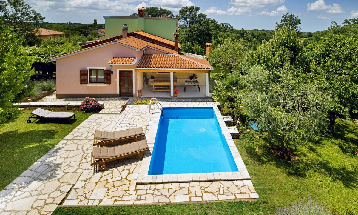 Modrusani House | Holiday home Ecio, with a large garden, surrounded by nature, fully fenced