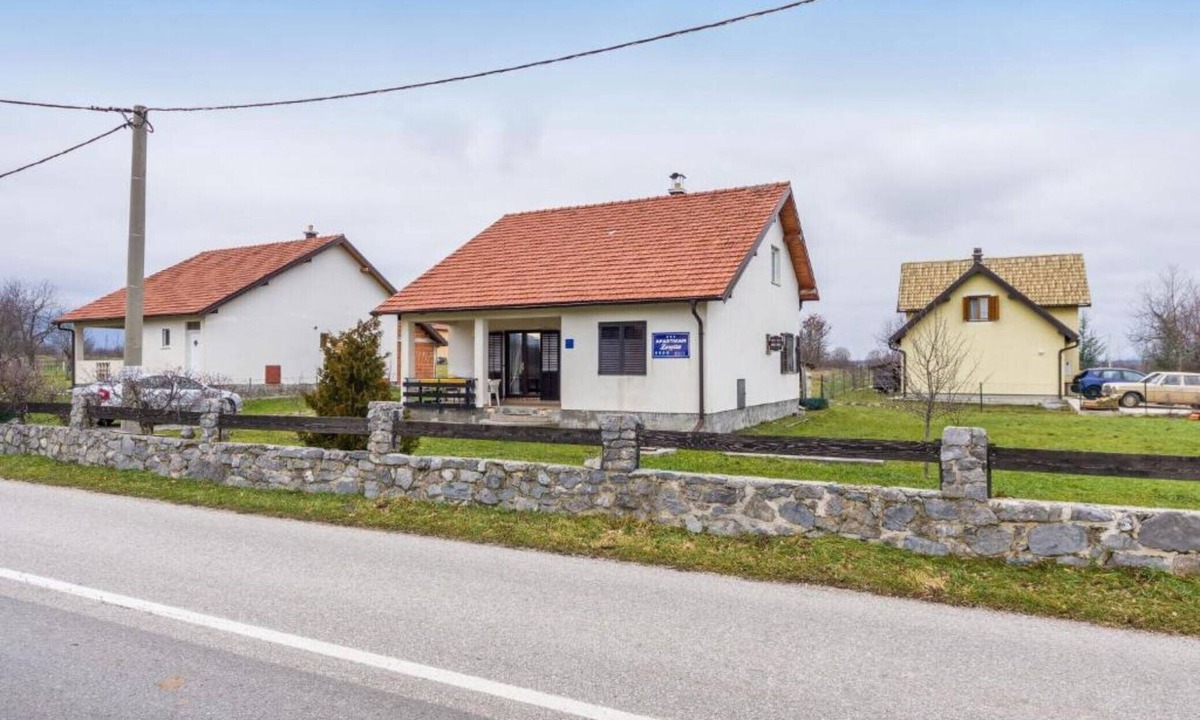 Lovinac Apartment | Holiday Home Green Oasis Lika Three Bedroom Apartment (A6)