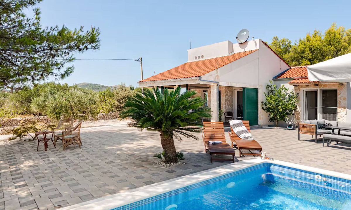 Marina Ski Chalet | Holiday home in a small village - sourrounded by olives and nature