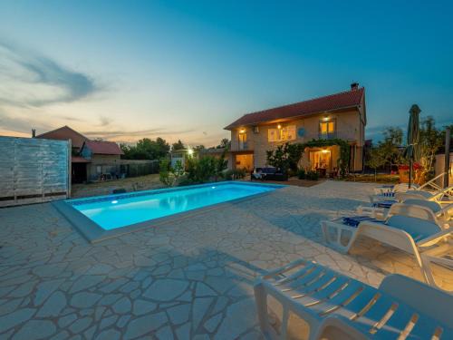 Lisicici House | Holiday Home in Lisicic with Pool