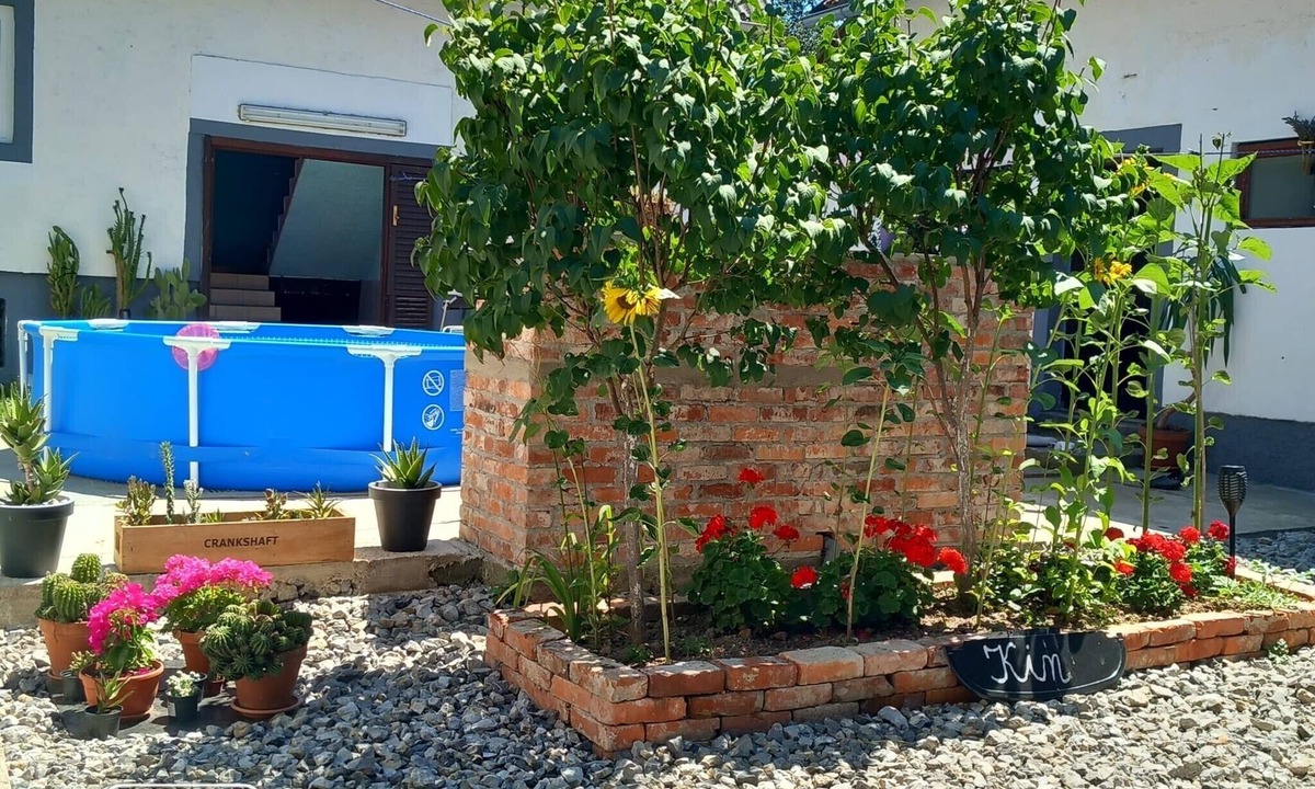 Plaski House | Holiday Home Kim with Swimming Pool
