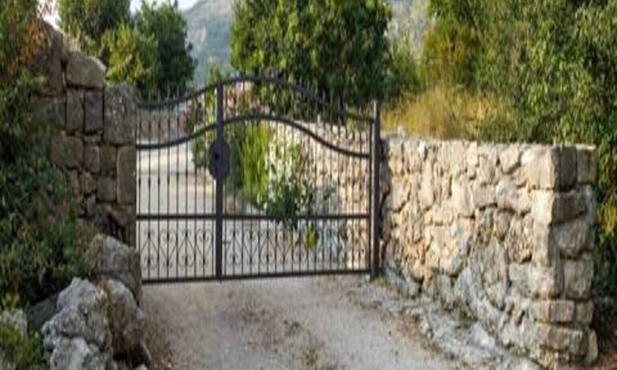 Razvode House | Holiday Home Lišnjak - Three Bedroom Holiday Home with Pool
