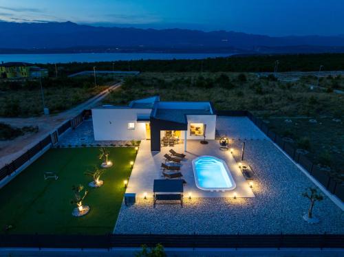 Paljuv Villa | Holiday Home Medena