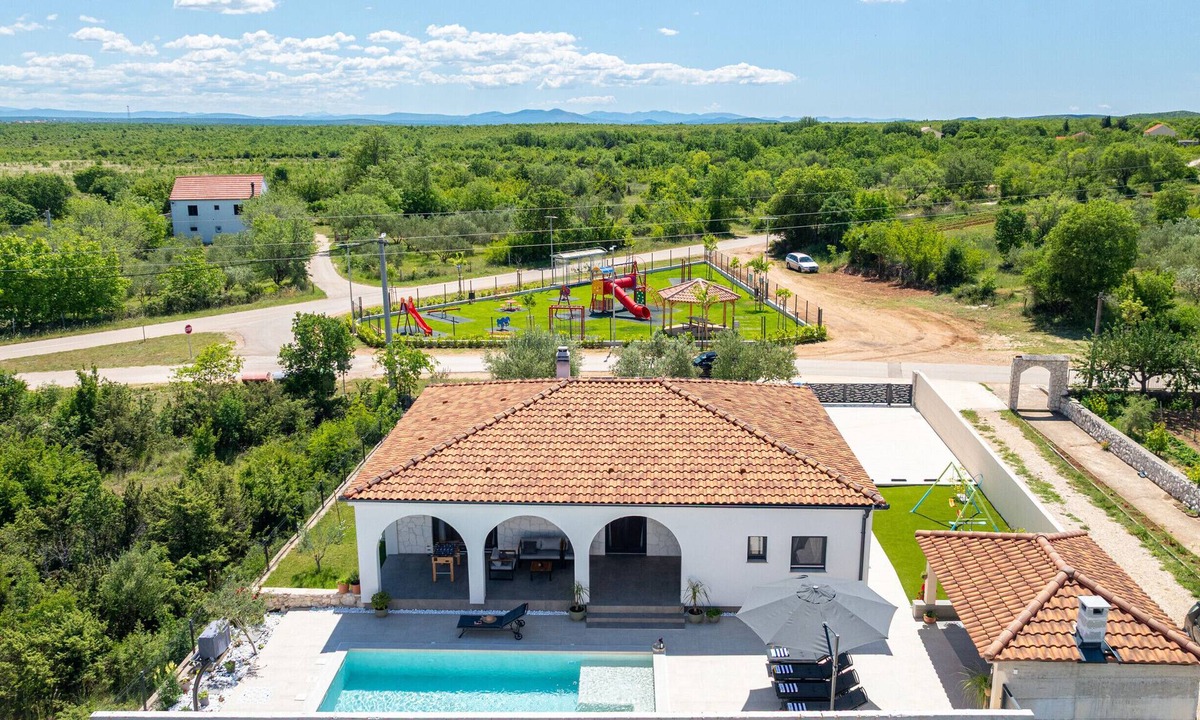 Bila Vlaka House | Holiday Home Olivarum with pool