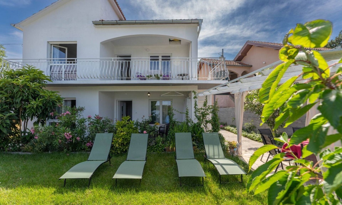 Gornji Karin House | Holiday Home Sanda - Four Bedroom Holiday Home with Terrace