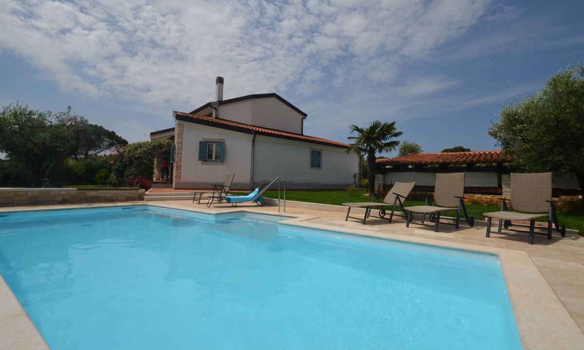 Dajla Villa | Holiday Home Šverko with garden in Novigrad