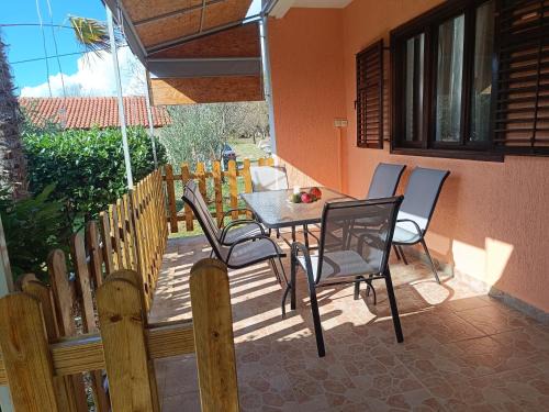 Velim House | Holiday Home Višnja with Pool